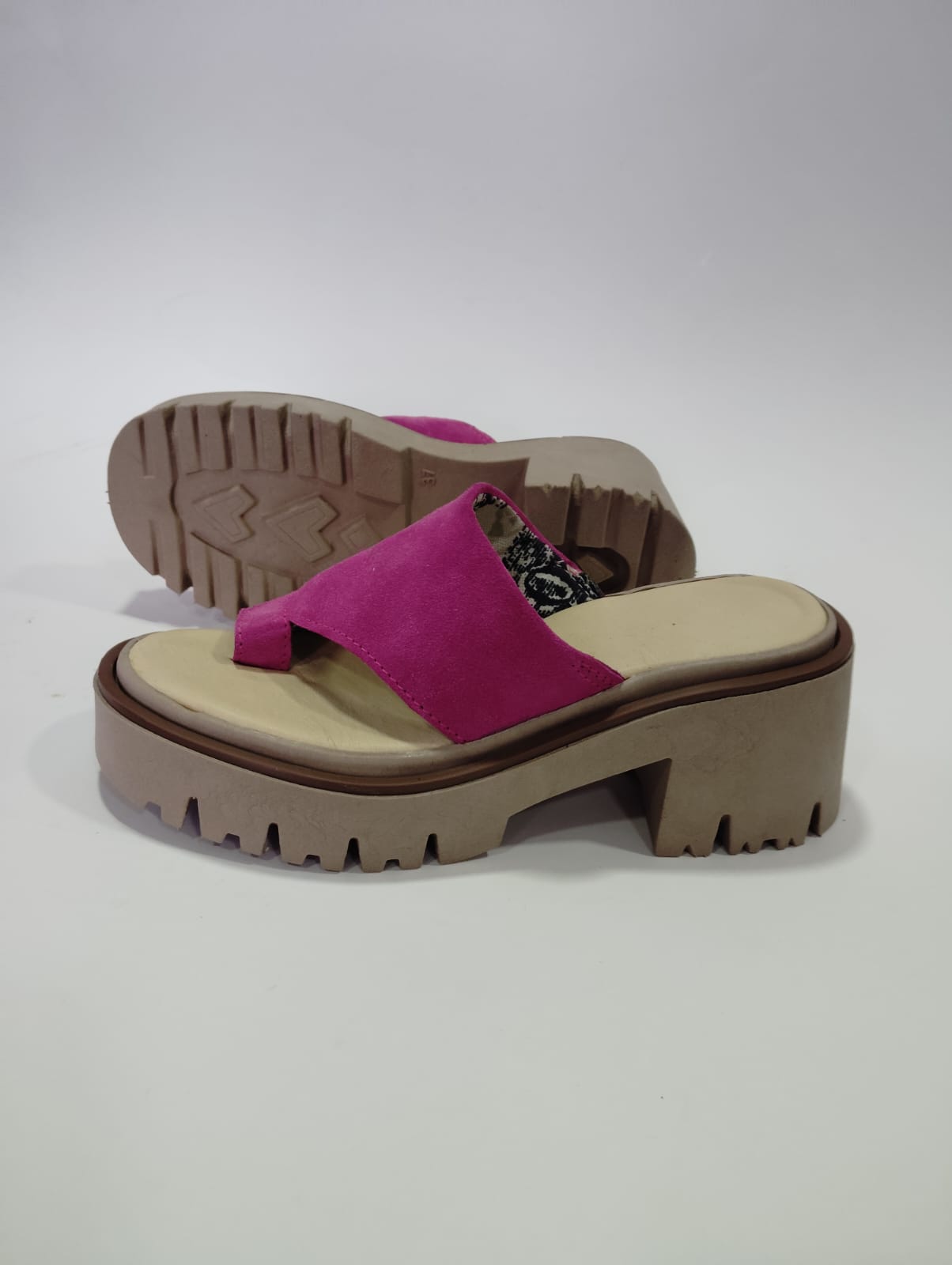 Sandalia de cuero reno natural fuccia slide chunky