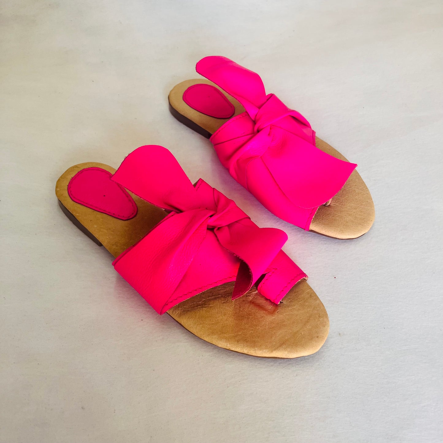 Sandalia slim fuccia cuero liso