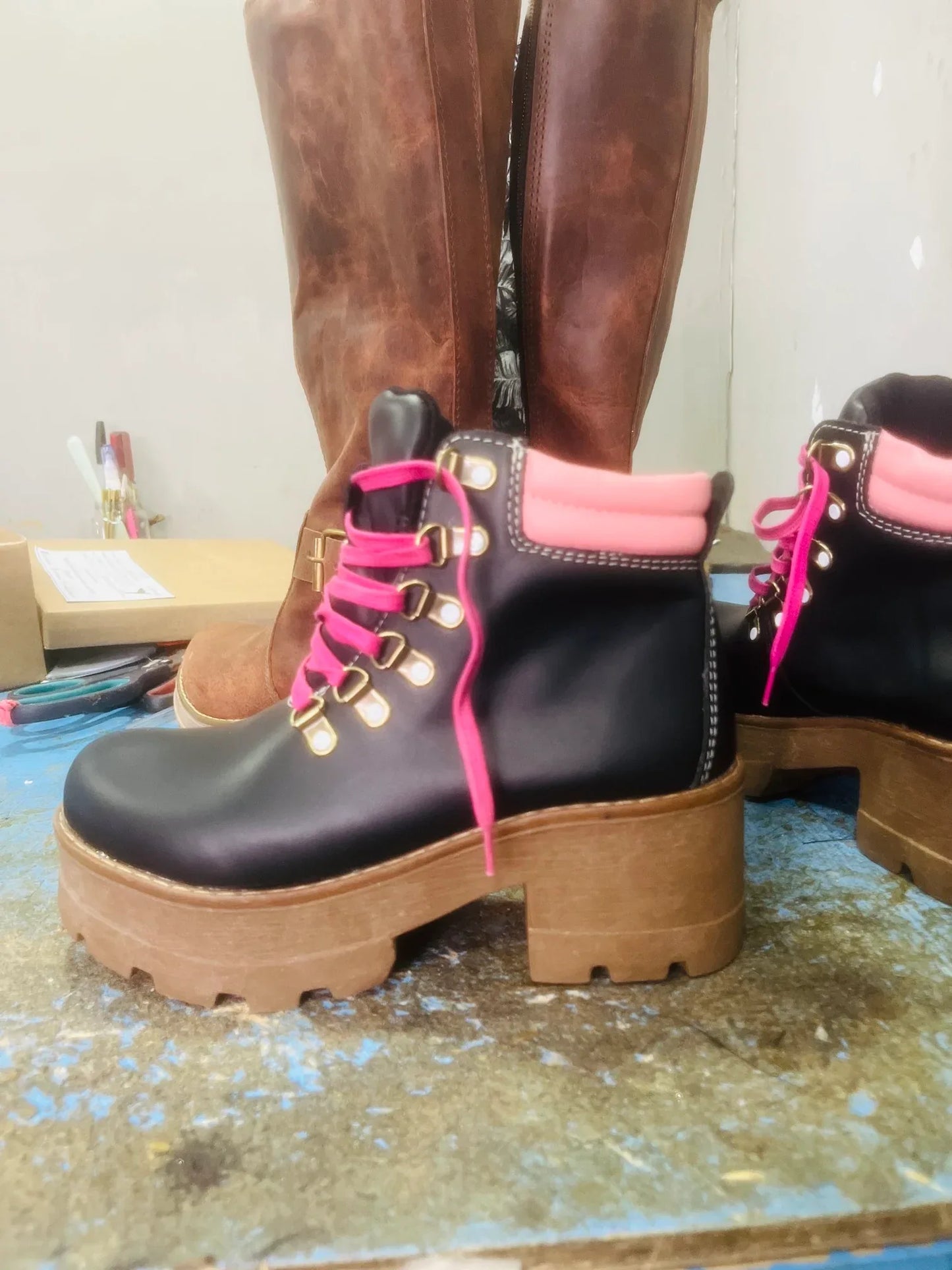 Botin de cuero rosy black pink