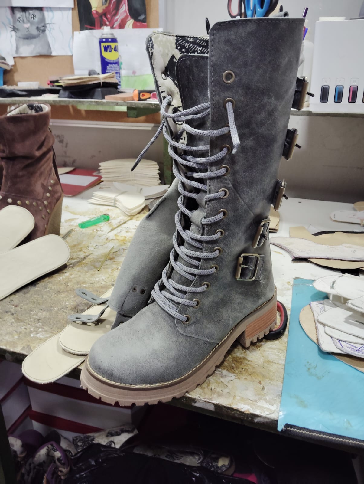 Bota perla gris edición especial 35 cm 5 hebillas premium - juanfranko zapatos