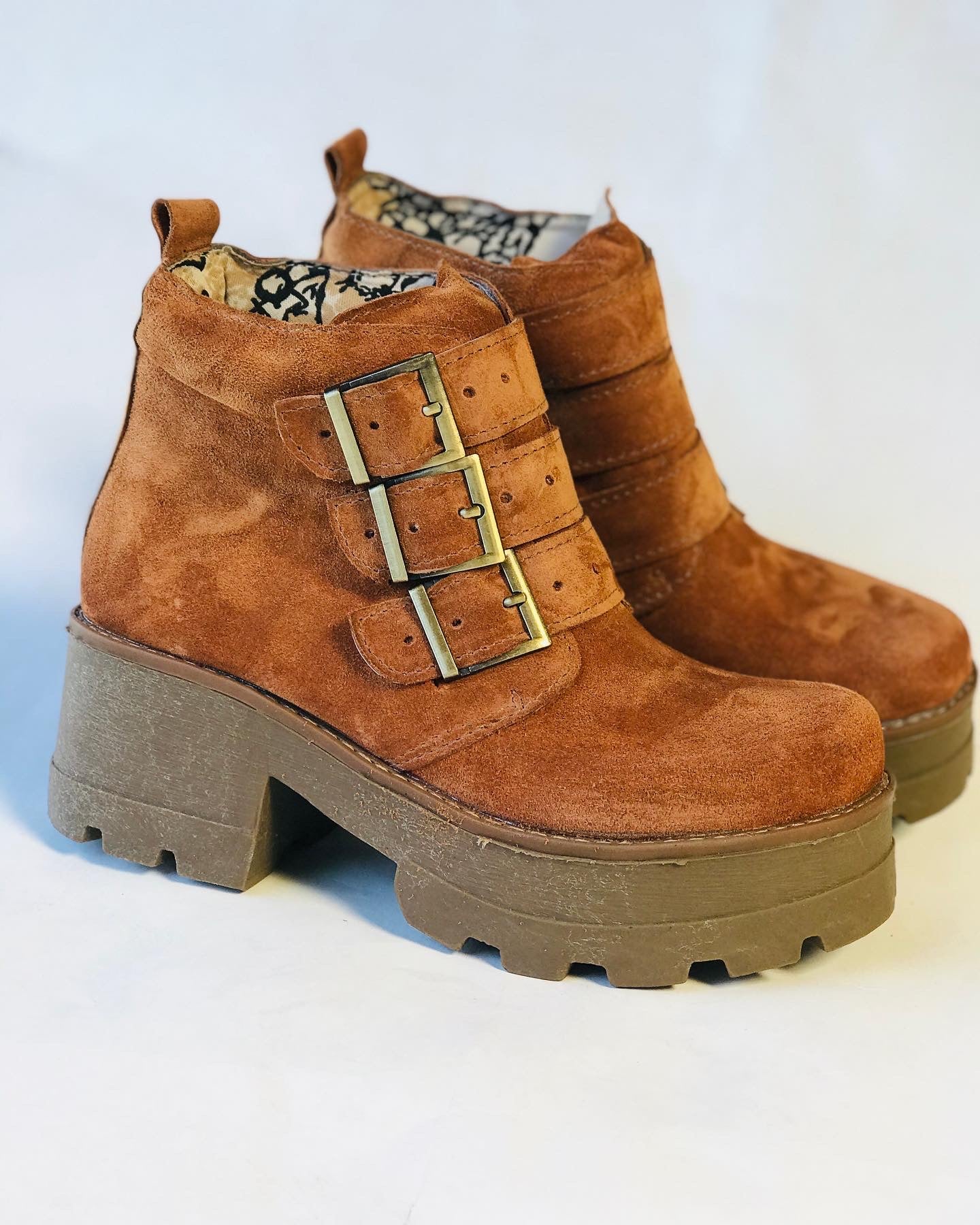 Botin 3 hebillas camel