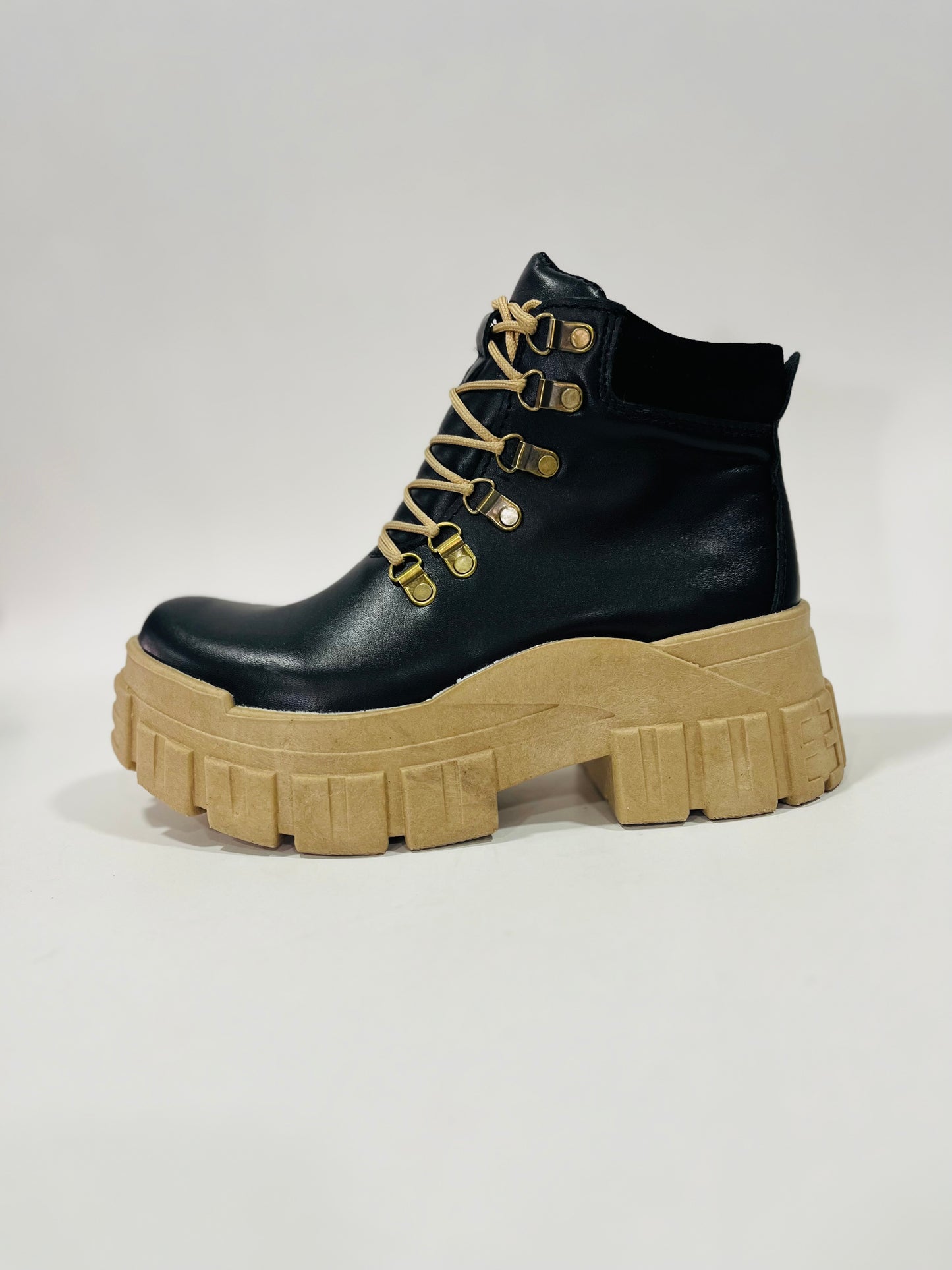 Botin cuero liso t\tanque beige - juanfranko zapatos