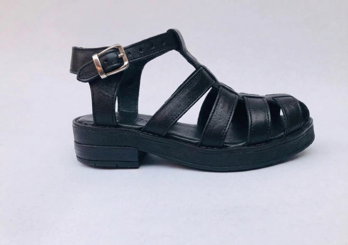 Sandalia cuero negro cerrada