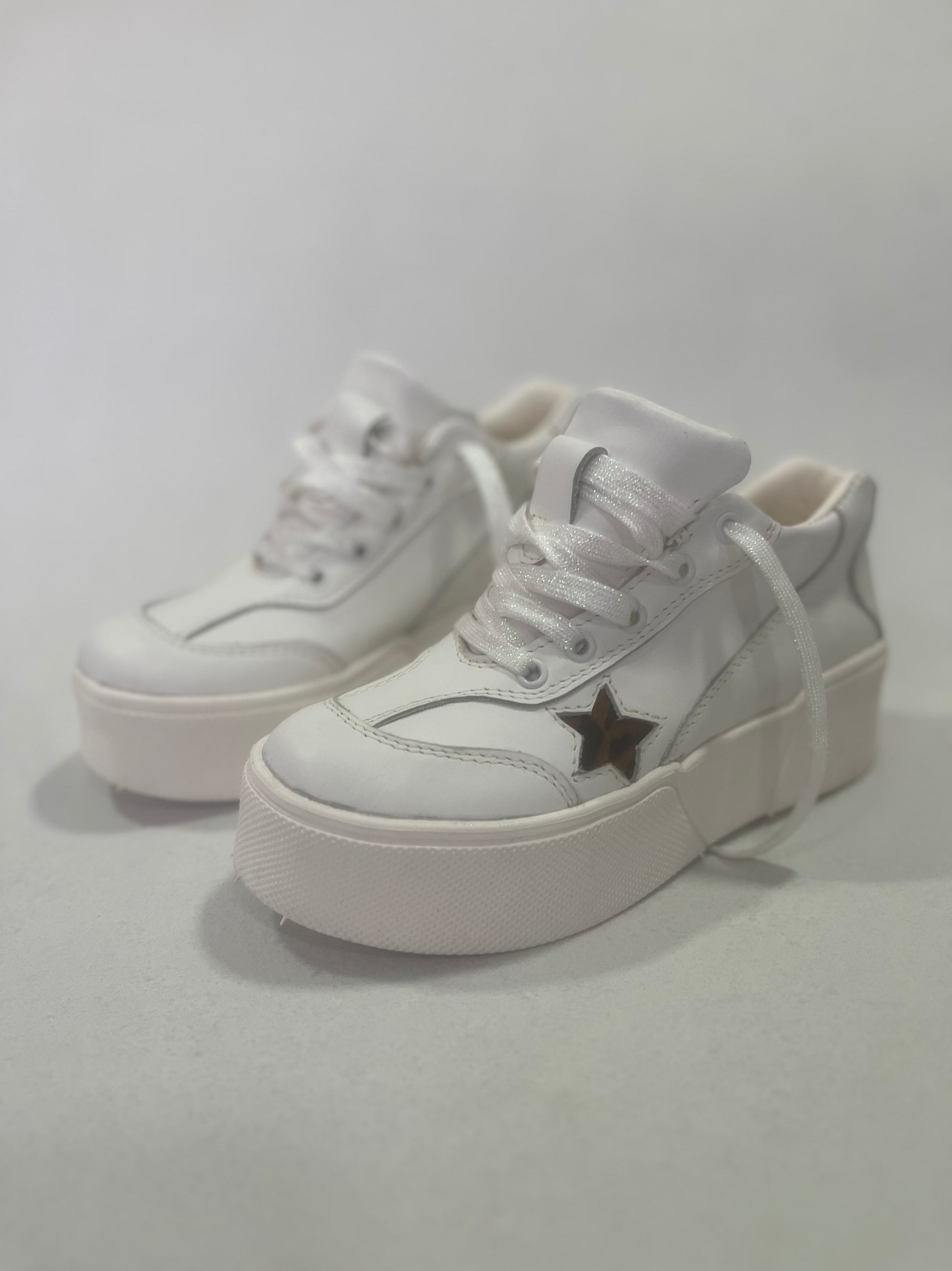 Zapatilla de cuero blanca star a /print - juanfranko zapatos