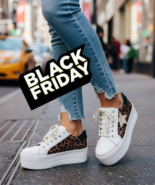 Zapatilla de cuero blanco y animal print