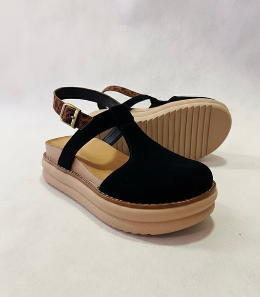 Sandalia tipo zueco punta cerrada correa tobillo animal print