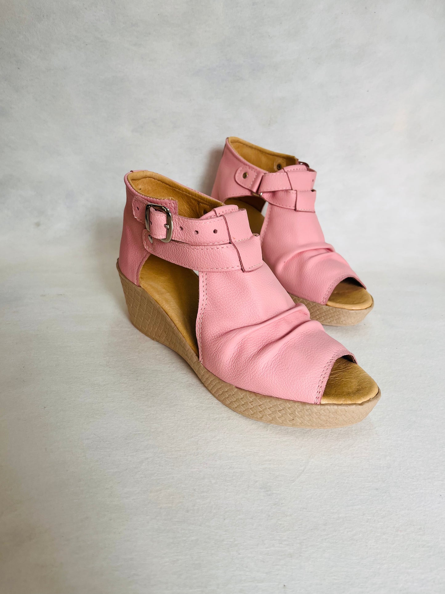 Sandalia wedges cuero rosa