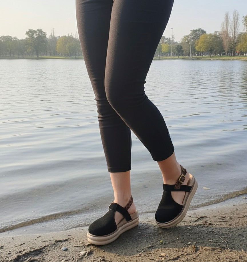 Sandalia tipo zueco punta cerrada correa tobillo animal print