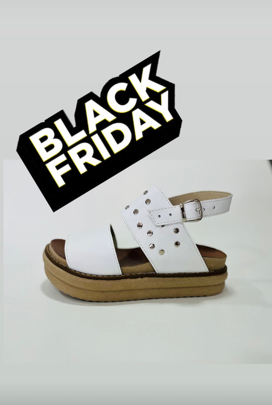 Sandalia cuero blanco tachas