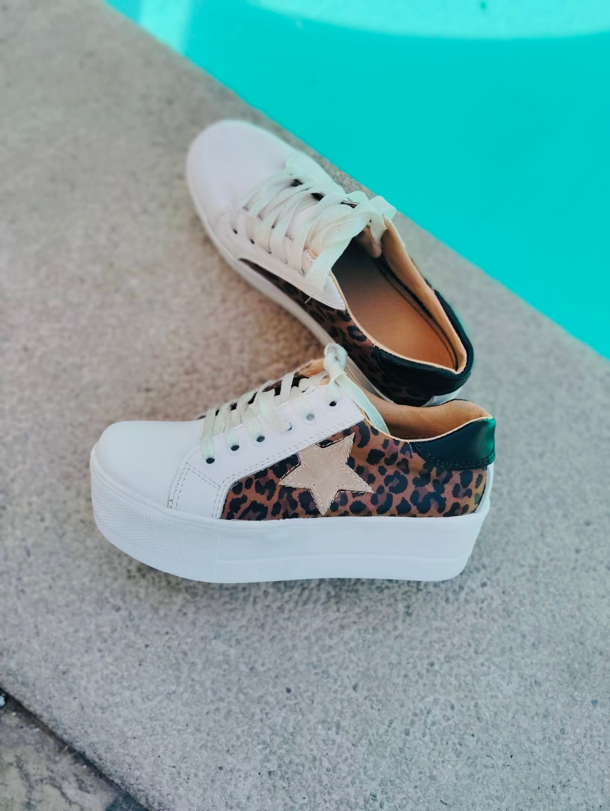 Zapatilla de cuero blanco y animal print