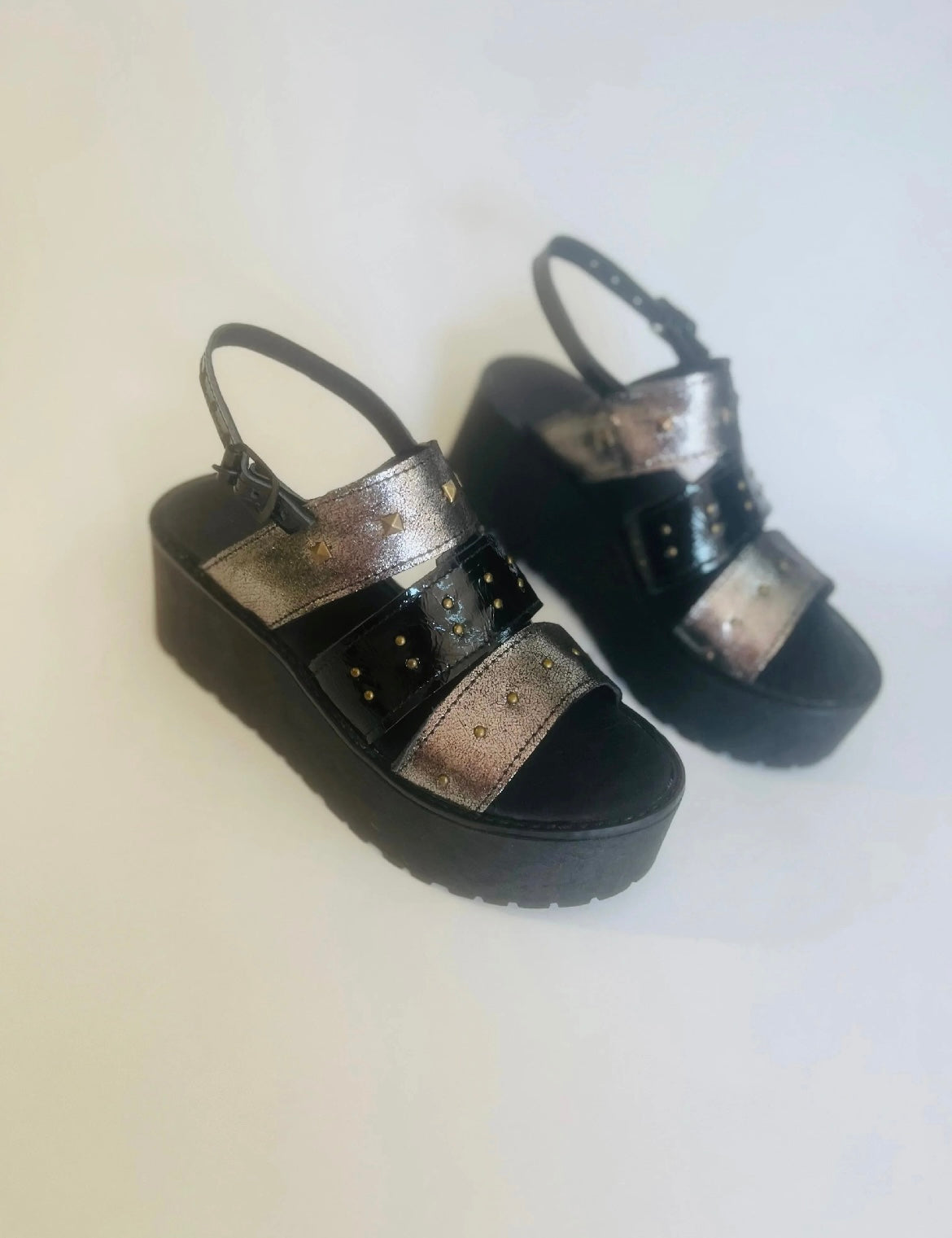Sandalia de cuero crespita negro plata