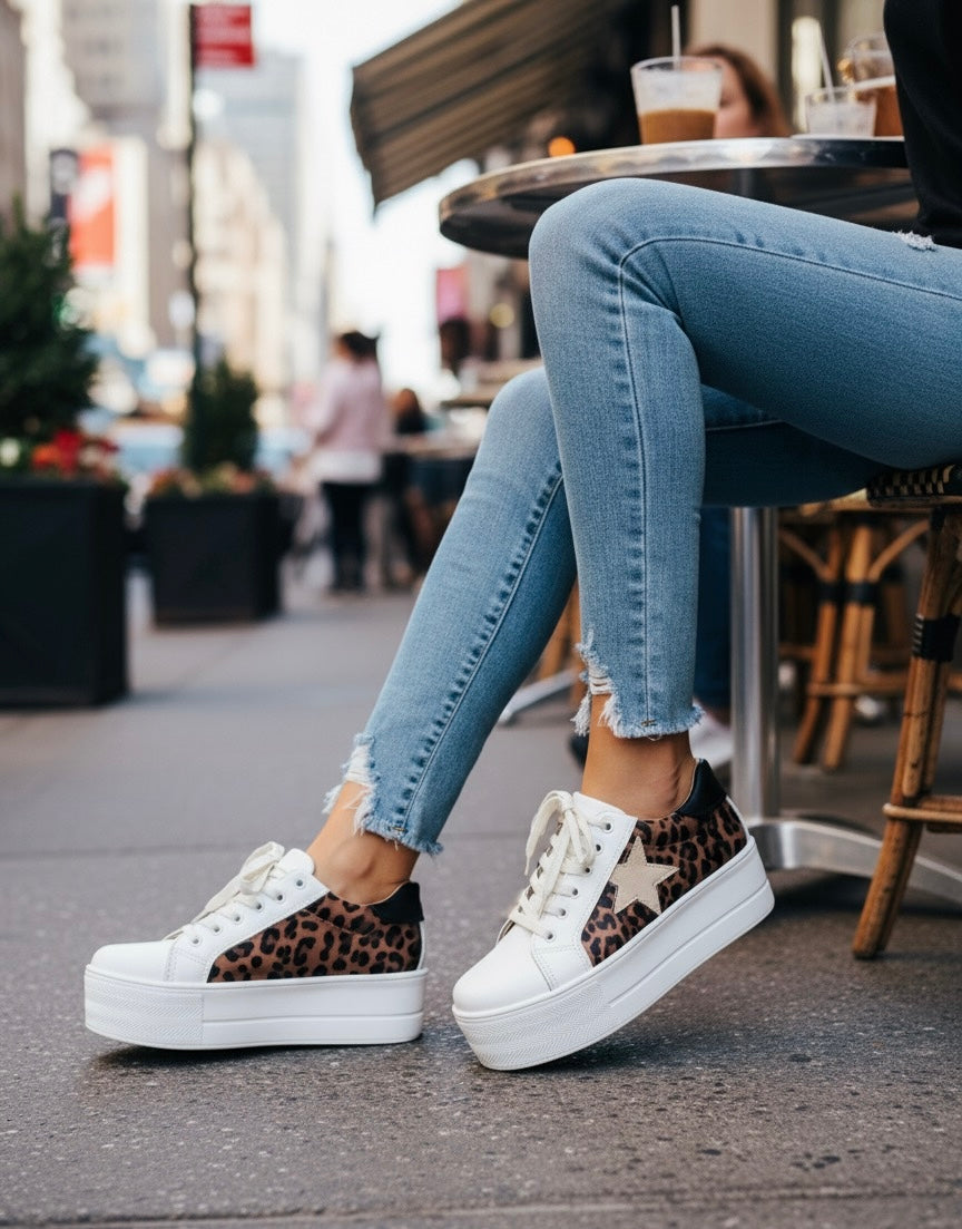 Zapatilla de cuero blanco y animal print