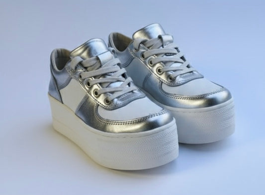 Zapatilla de cuero plata y blanco