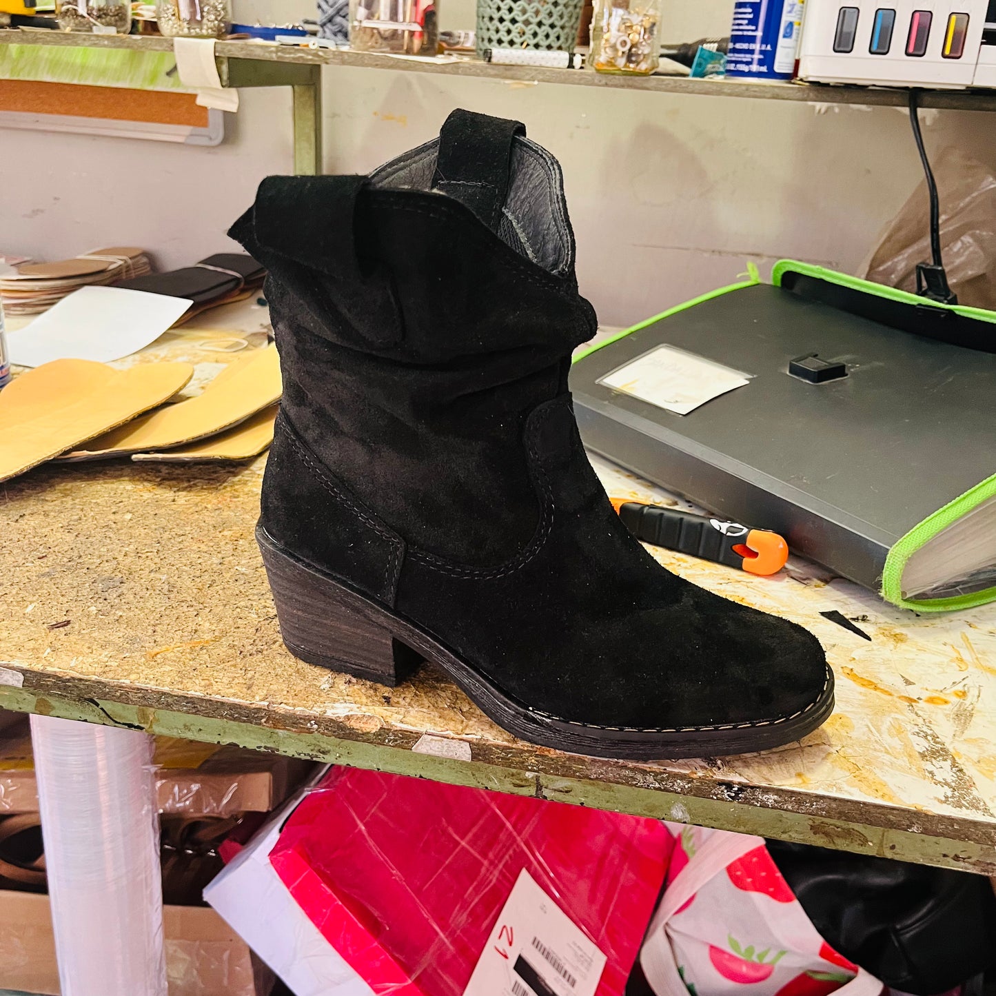 Bota corta estilo vaquero cuero reno negro caña 18 cm taco bajo