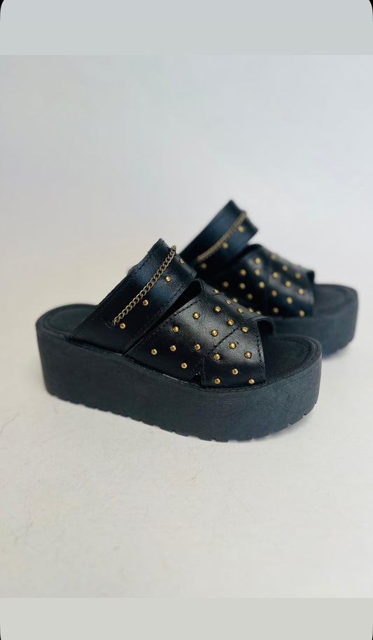 Sandalia cuero x tachas