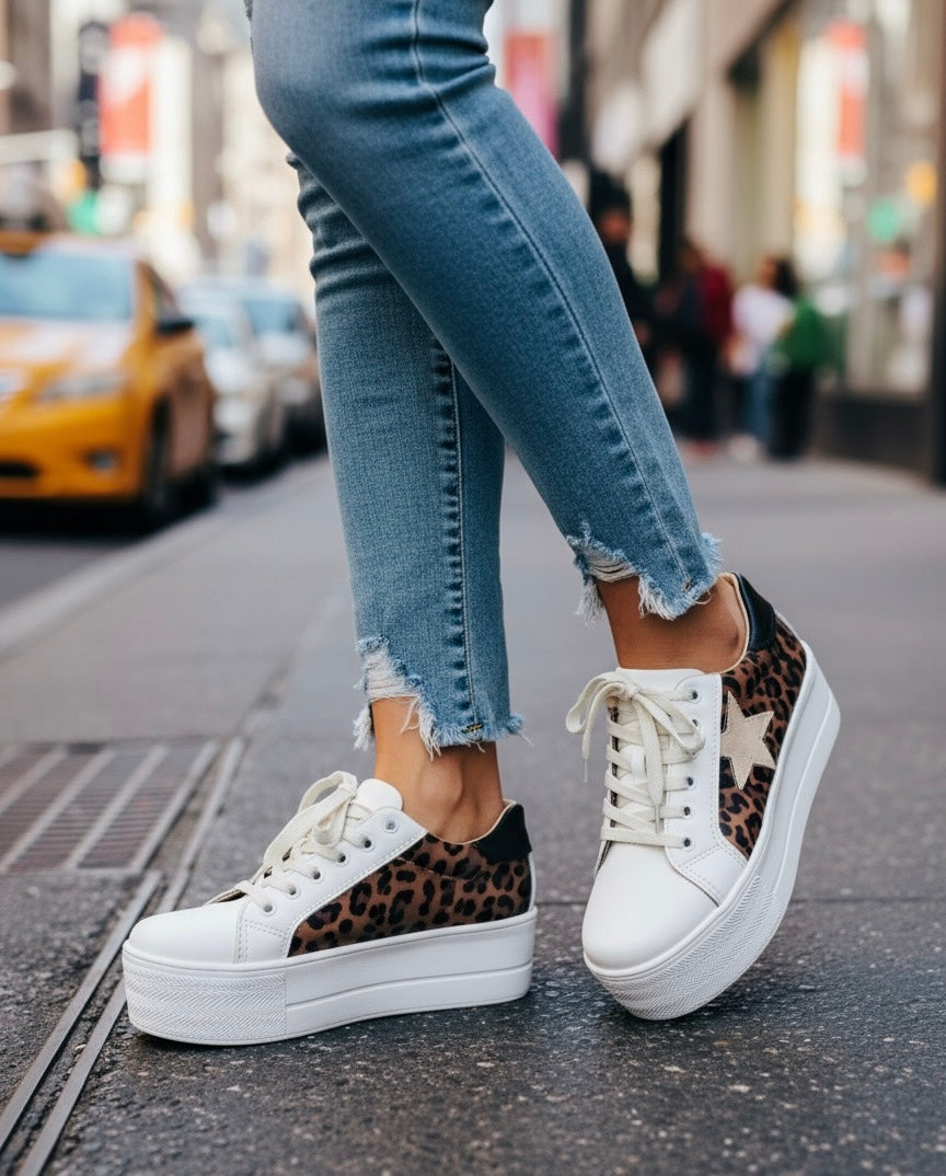 Zapatilla de cuero blanco y animal print