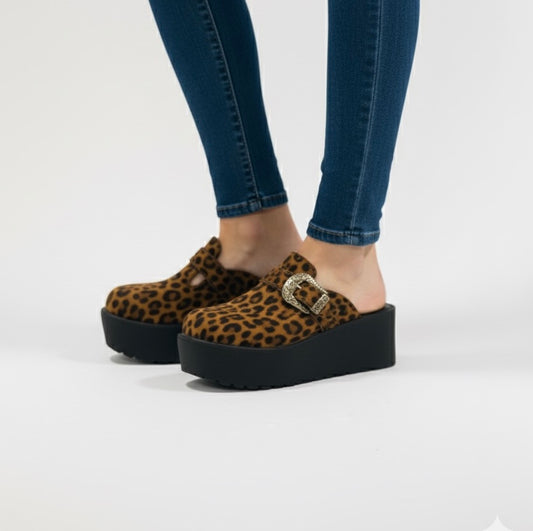1Zueco cuero animal print - juanfranko zapatos