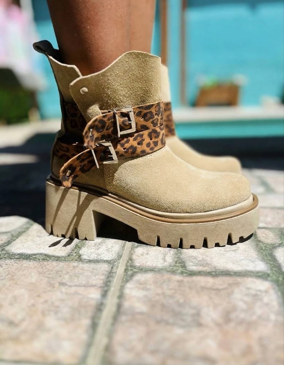 Botín correa animal print