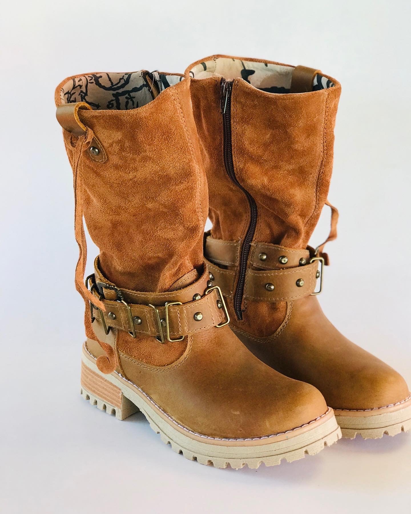 Bota cuero bicolor con pasadores - diseño exclusivo - juanfranko zapatos