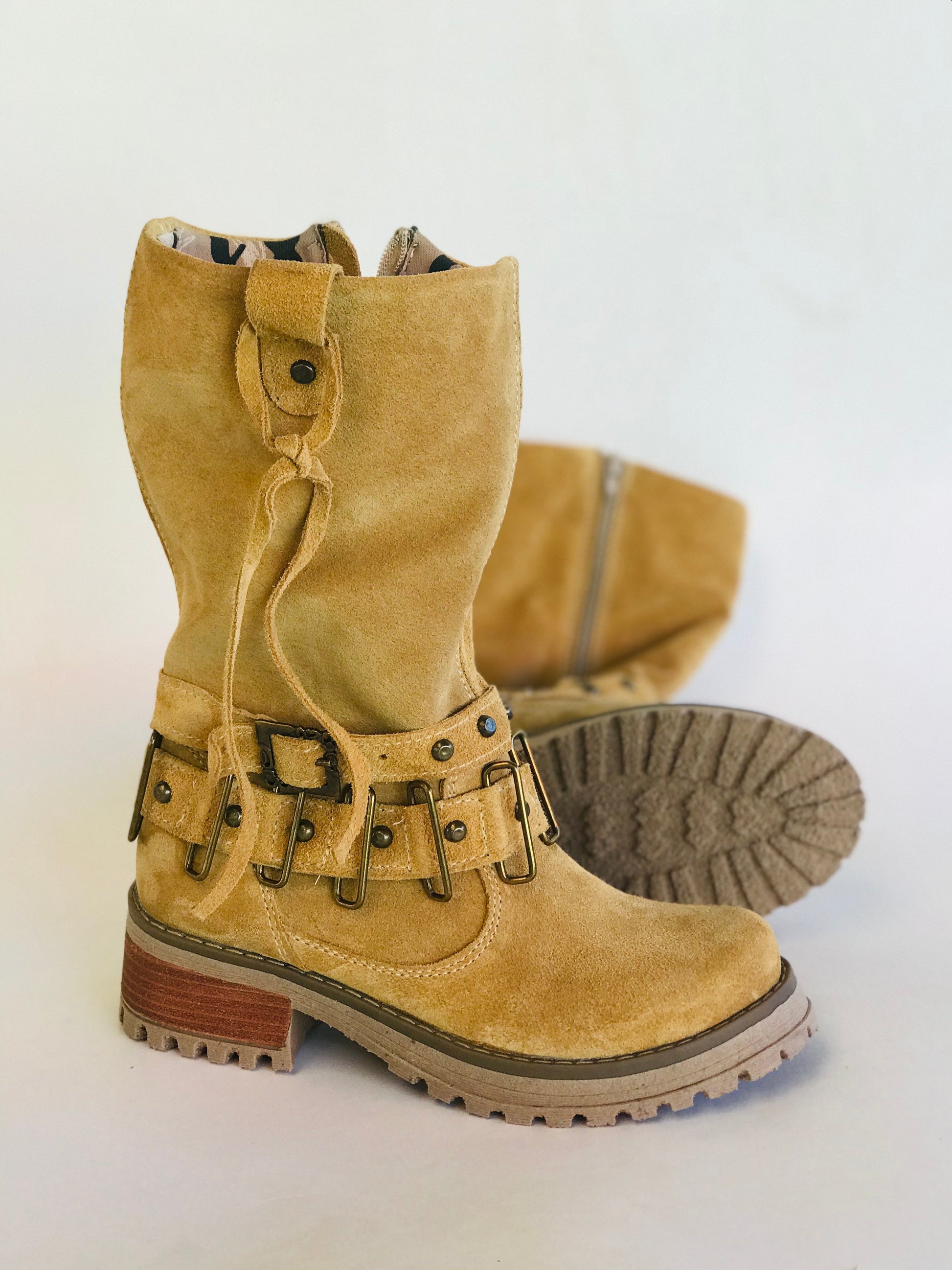 bota de cuero reno mostaza corta pasadores - juanfranko zapatos