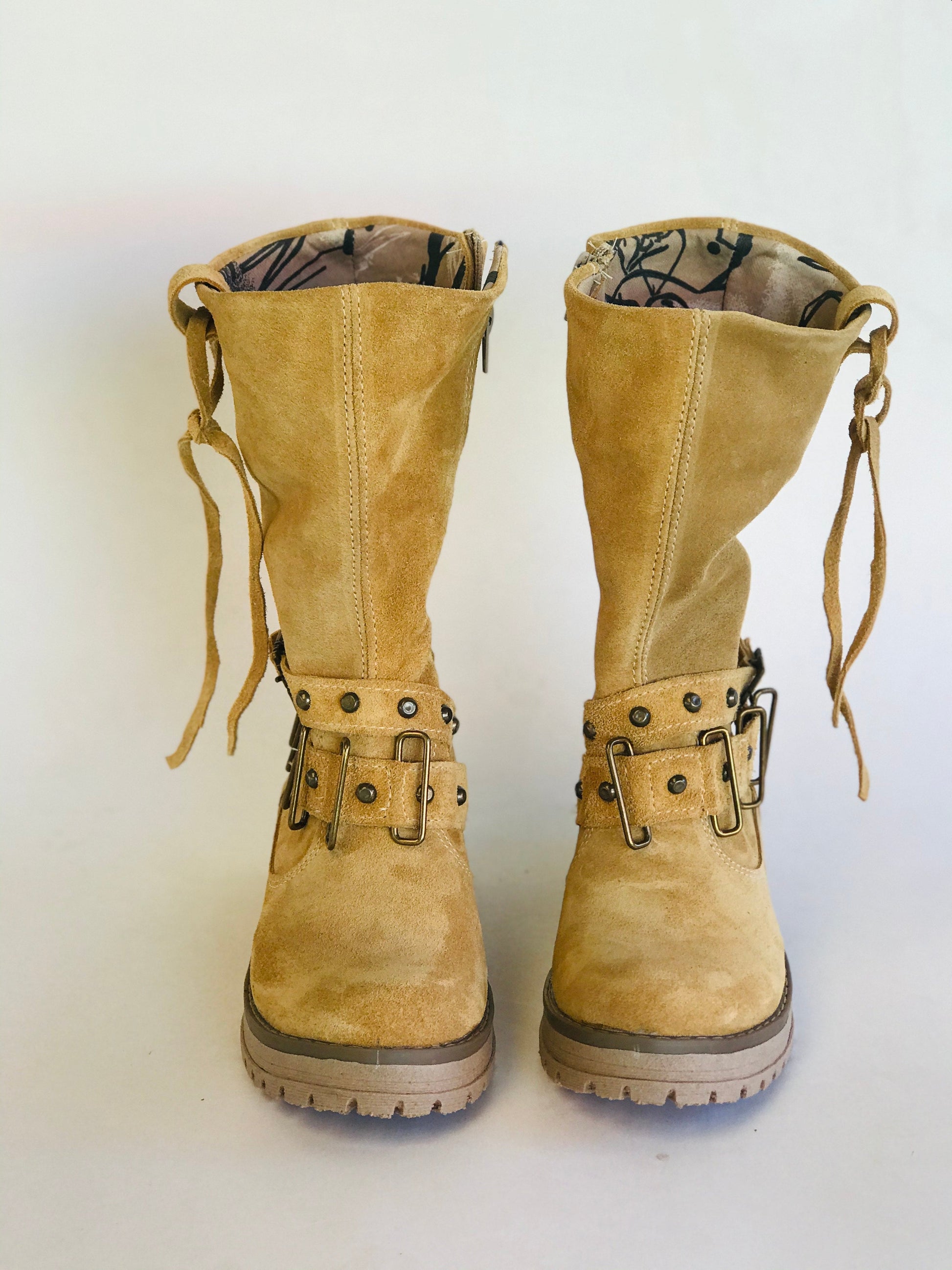 bota de cuero reno mostaza corta pasadores - juanfranko zapatos