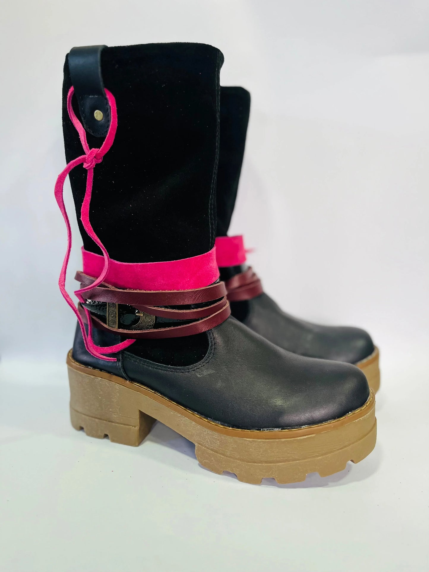 Botas de Cuero Mujer Fucsia con Hebillas - Estilo Audaz - juanfranko zapatos