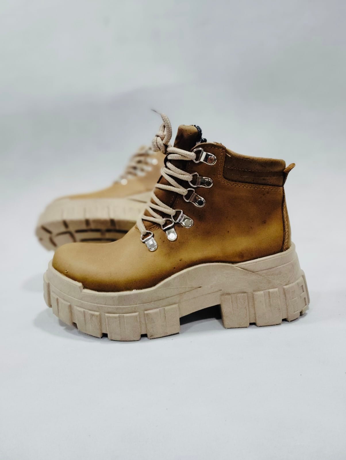 Botin camel ganchos plata - juanfranko zapatos