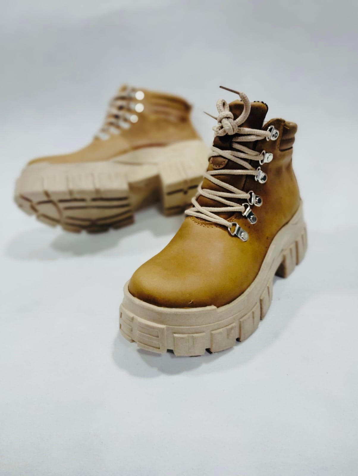 Botin camel ganchos plata - juanfranko zapatos