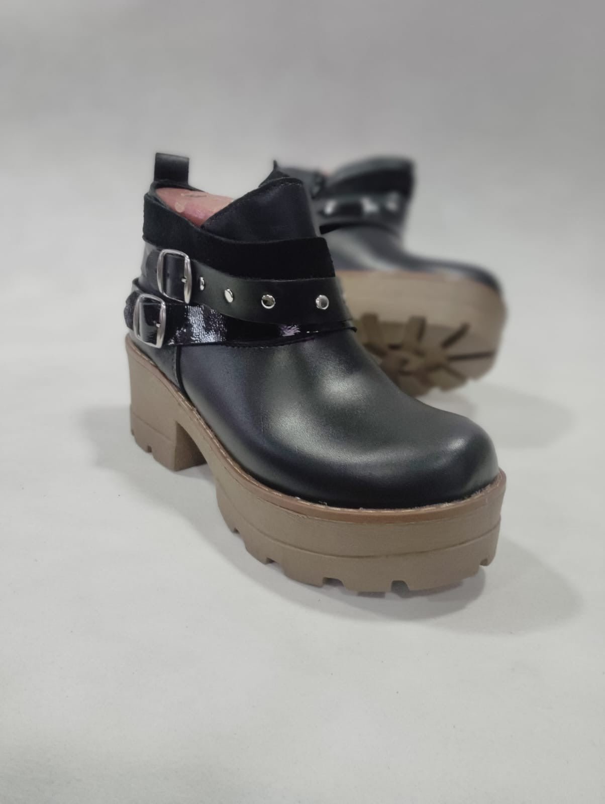 Botin corto cuero liso 3c - juanfranko zapatos