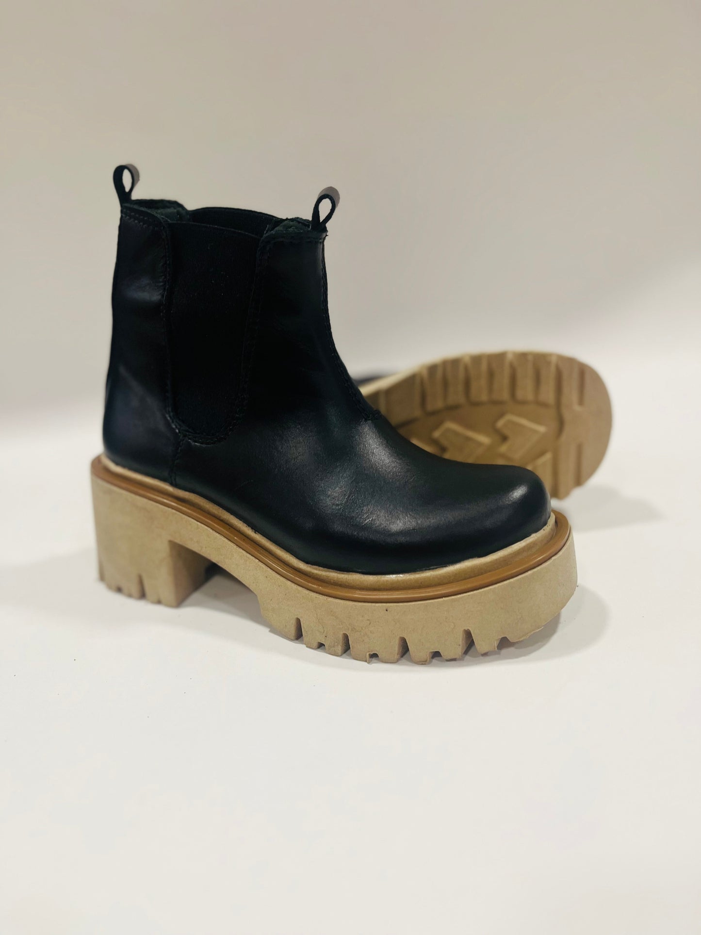 Botin de cuero chelsea elástico black - juanfranko zapatos