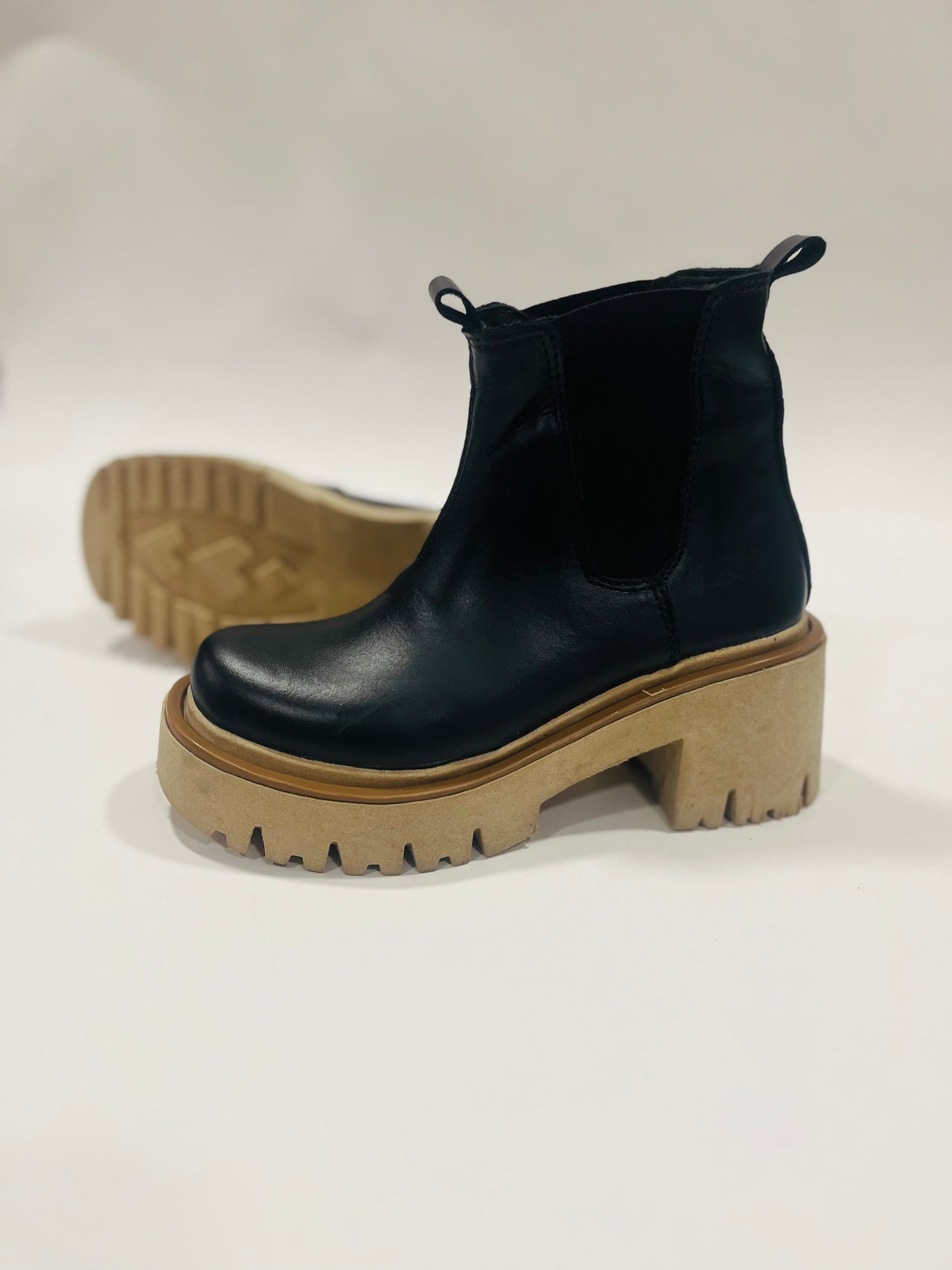 Botin de cuero chelsea elástico black - juanfranko zapatos