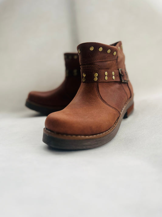 Botin de cuero mujer remaches brown - juanfranko zapatos