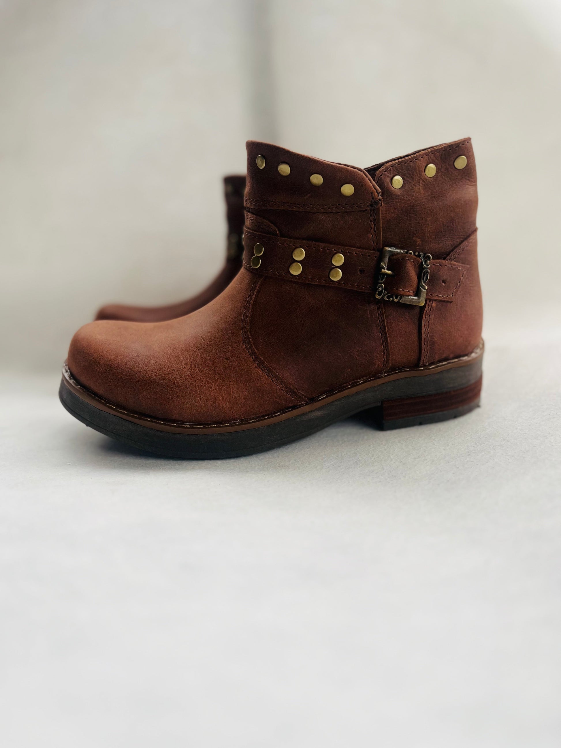 Botin de cuero mujer remaches brown - juanfranko zapatos