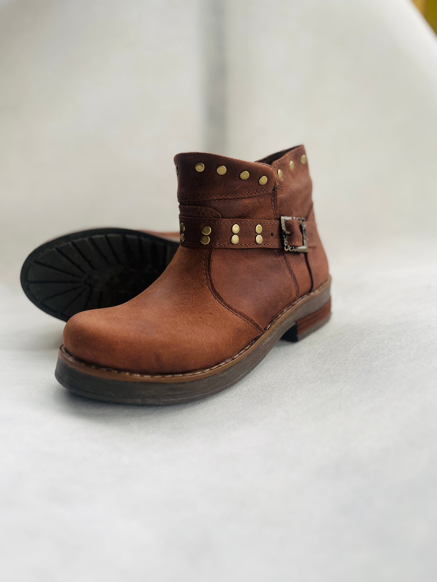 Botin de cuero mujer remaches brown - juanfranko zapatos