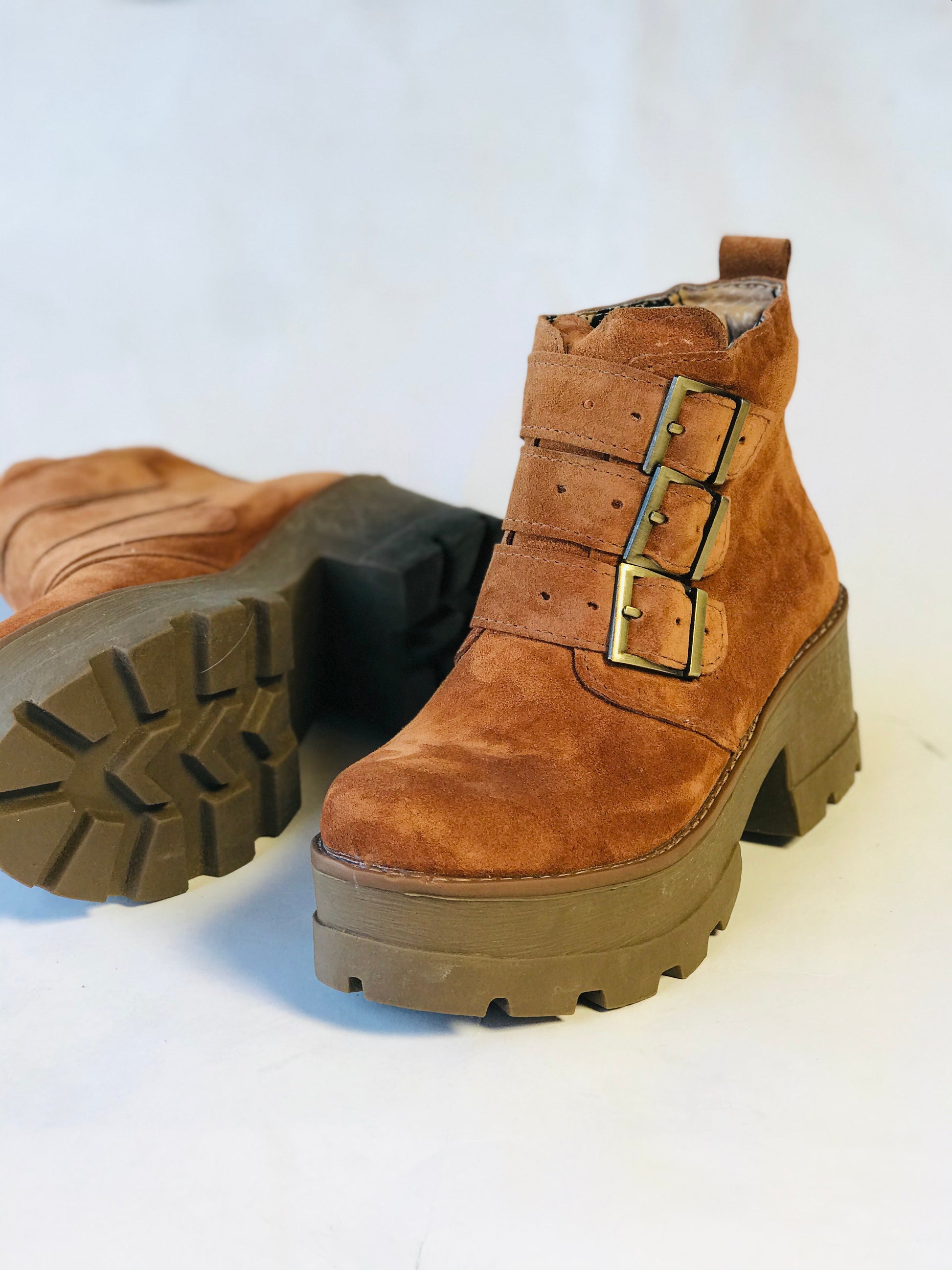 Botin de cuero reno 3 hebillas camel - juanfranko zapatos