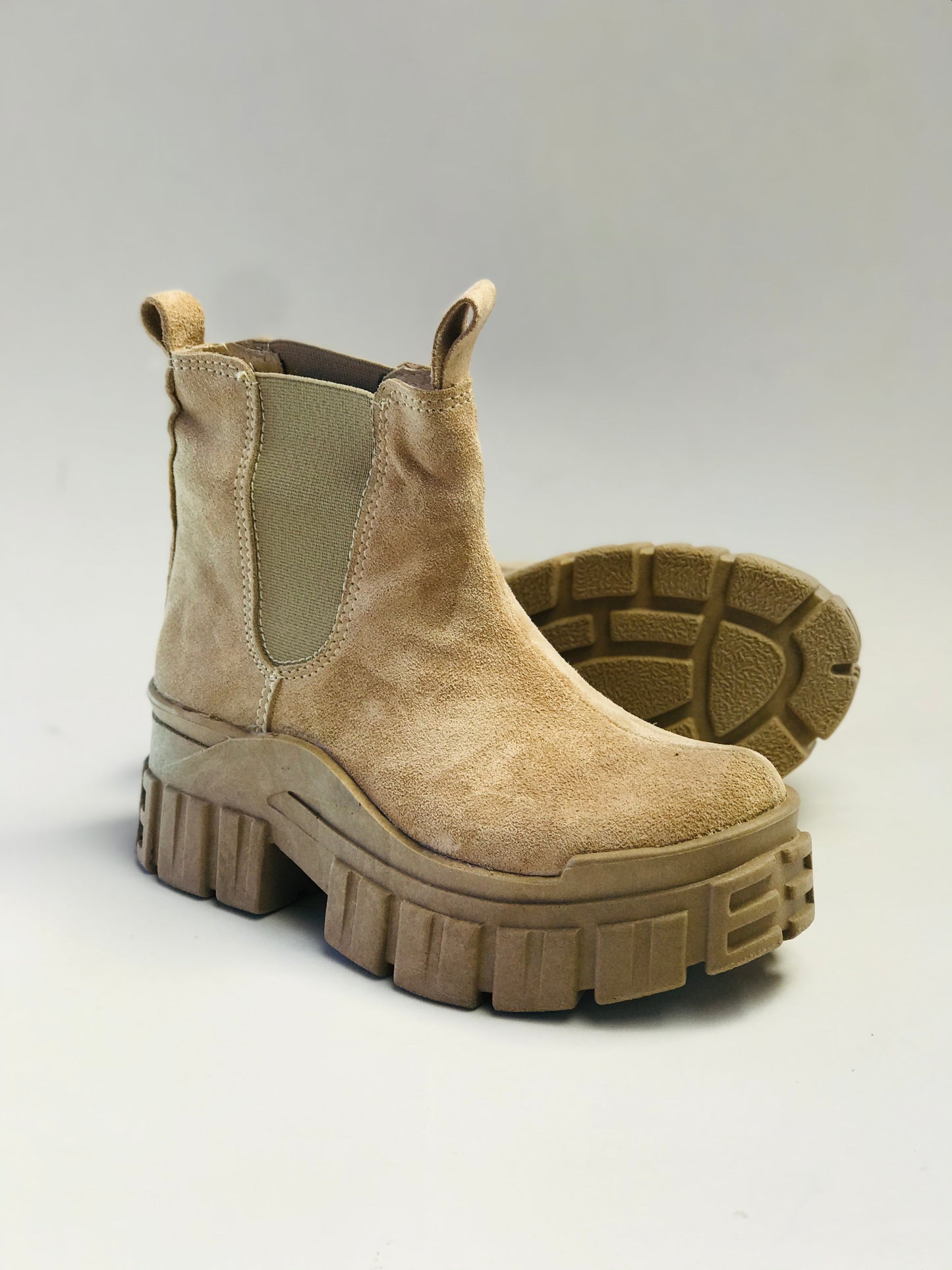 Botin de cuero reno chelsea beige - juanfranko zapatos