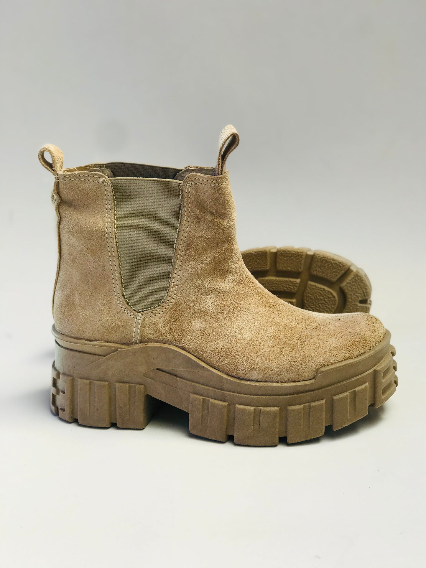 Botin de cuero reno chelsea beige - juanfranko zapatos