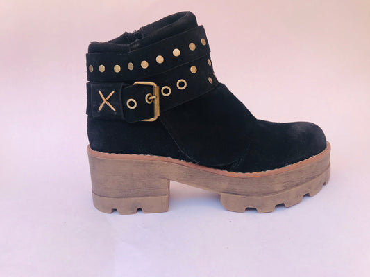 Botin de cuero reno negro remaches - juanfranko zapatos