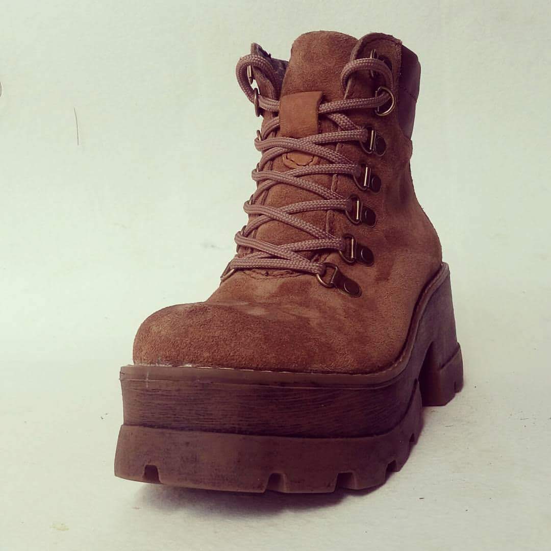 Botin de cuero reno rosy camel - juanfranko zapatos