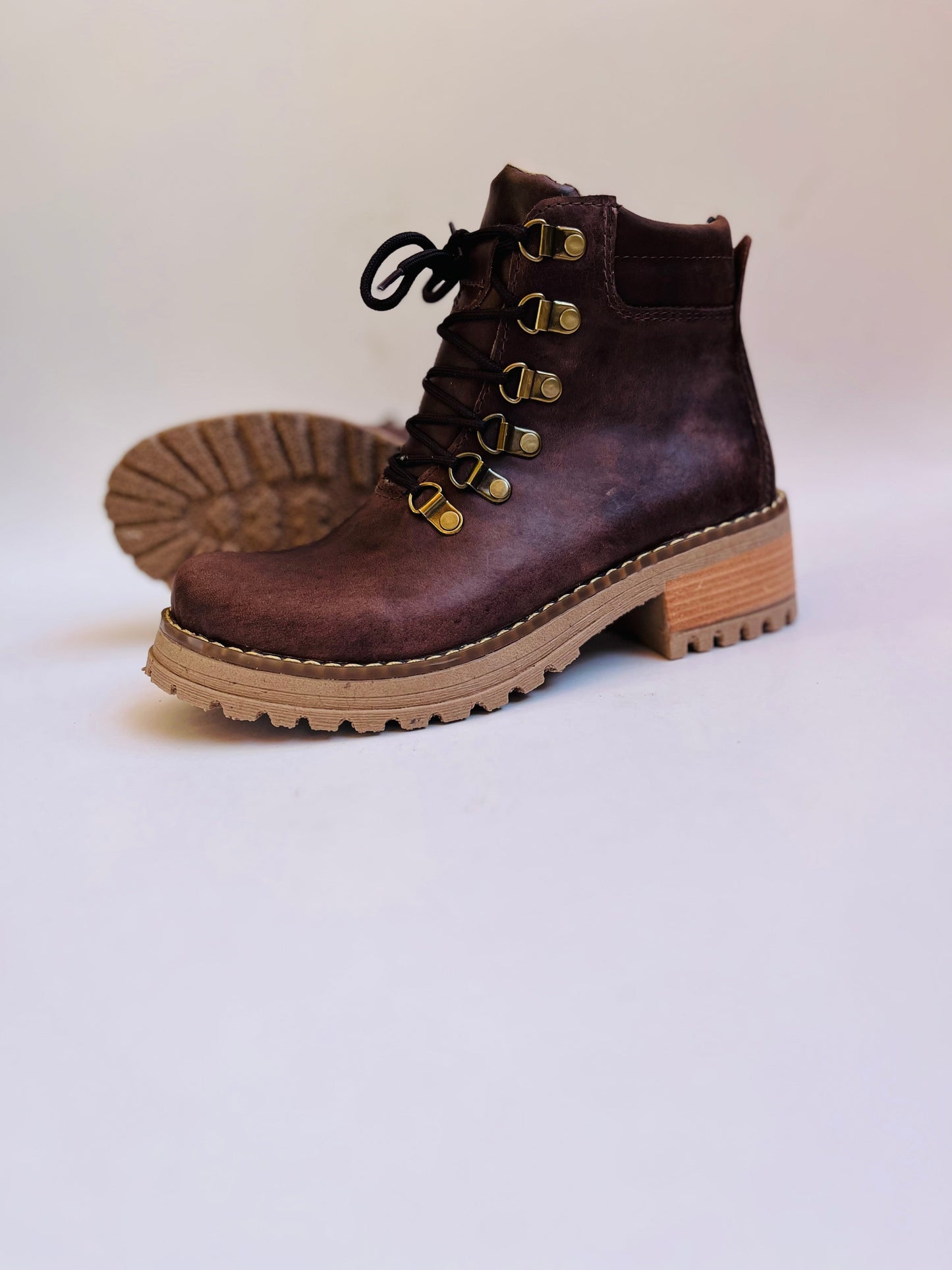 Botin de cuero rosy bajo café crazy - juanfranko zapatos