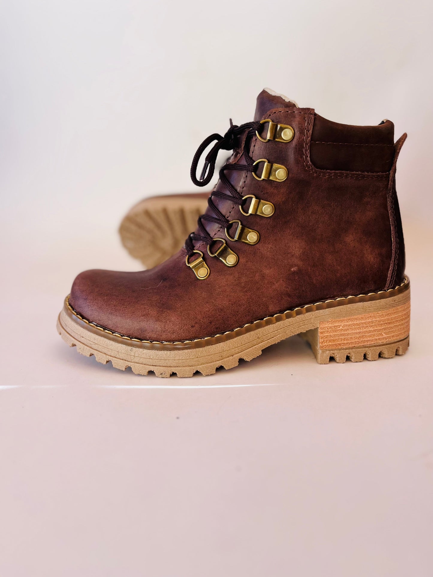 Botin de cuero rosy bajo café crazy - juanfranko zapatos