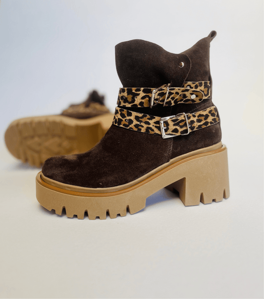 Botin verano reno café correas animal print - juanfranko zapatos