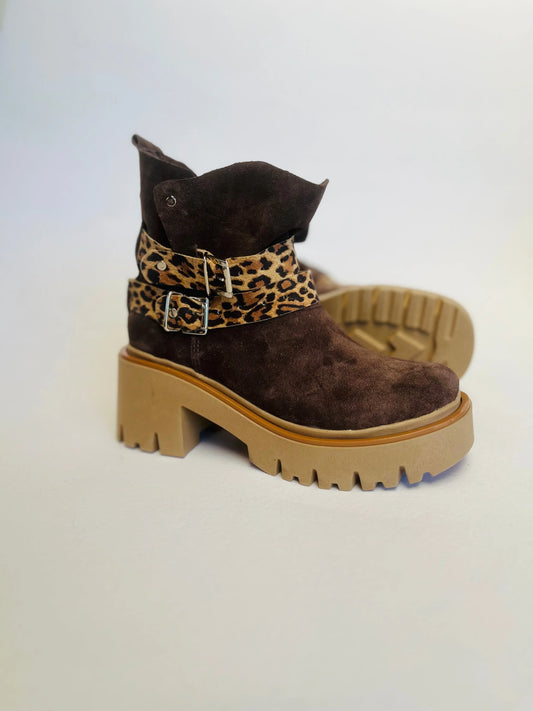 Botin verano reno café correas animal print - juanfranko zapatos