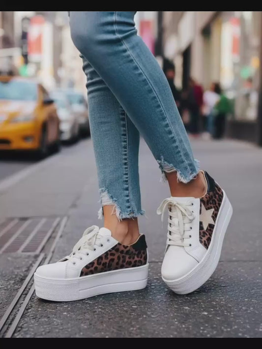 Zapatilla de cuero blanco y animal print