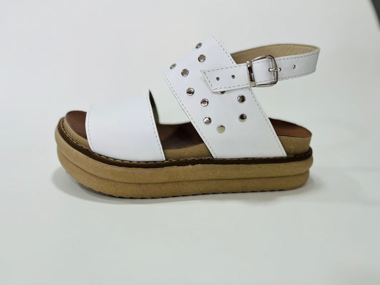 Sandalia cuero blanco tachas - juanfranko zapatos