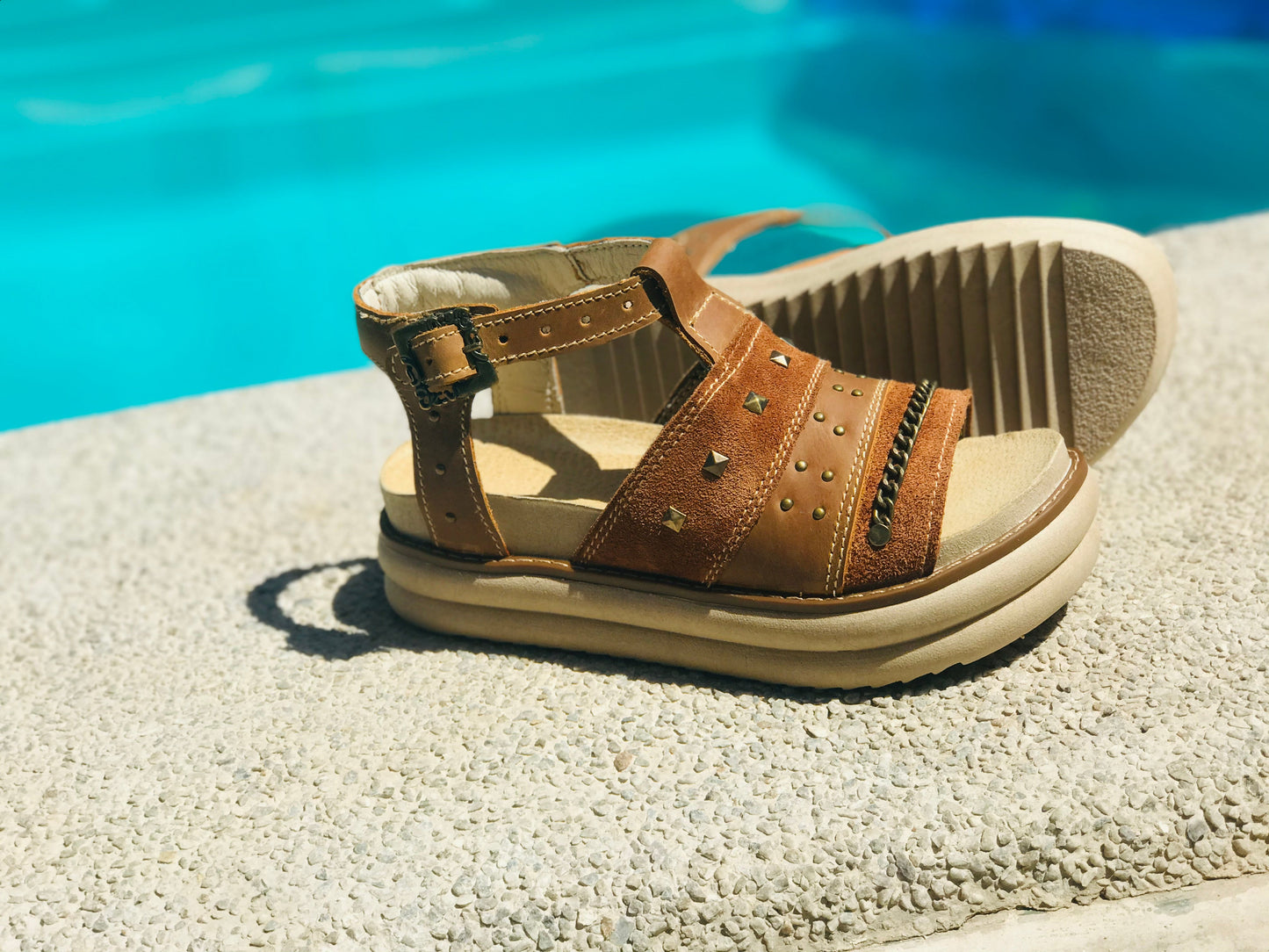 Sandalia cuero camel pirámides y tachas - juanfranko zapatos