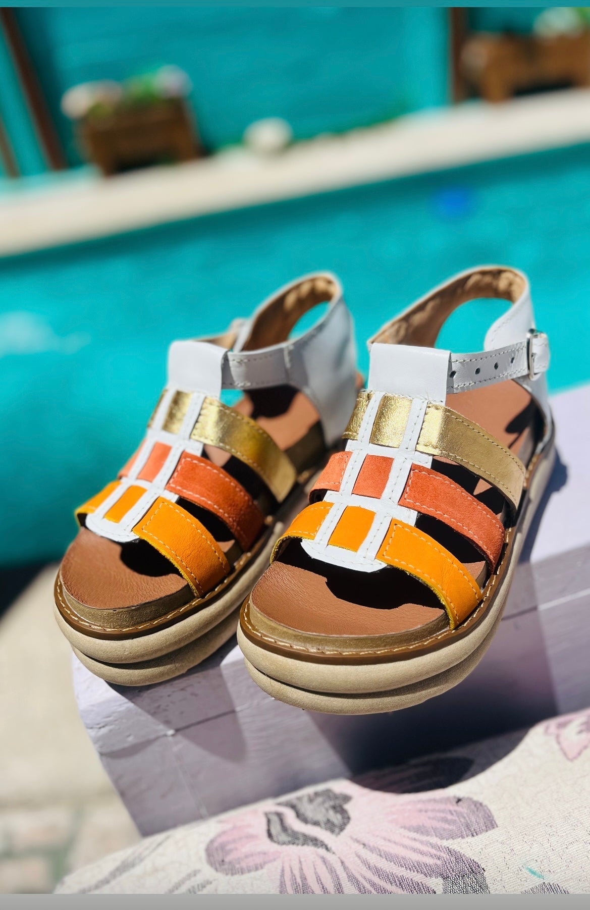 Sandalia cuero tonos naranja dorada - juanfranko zapatos