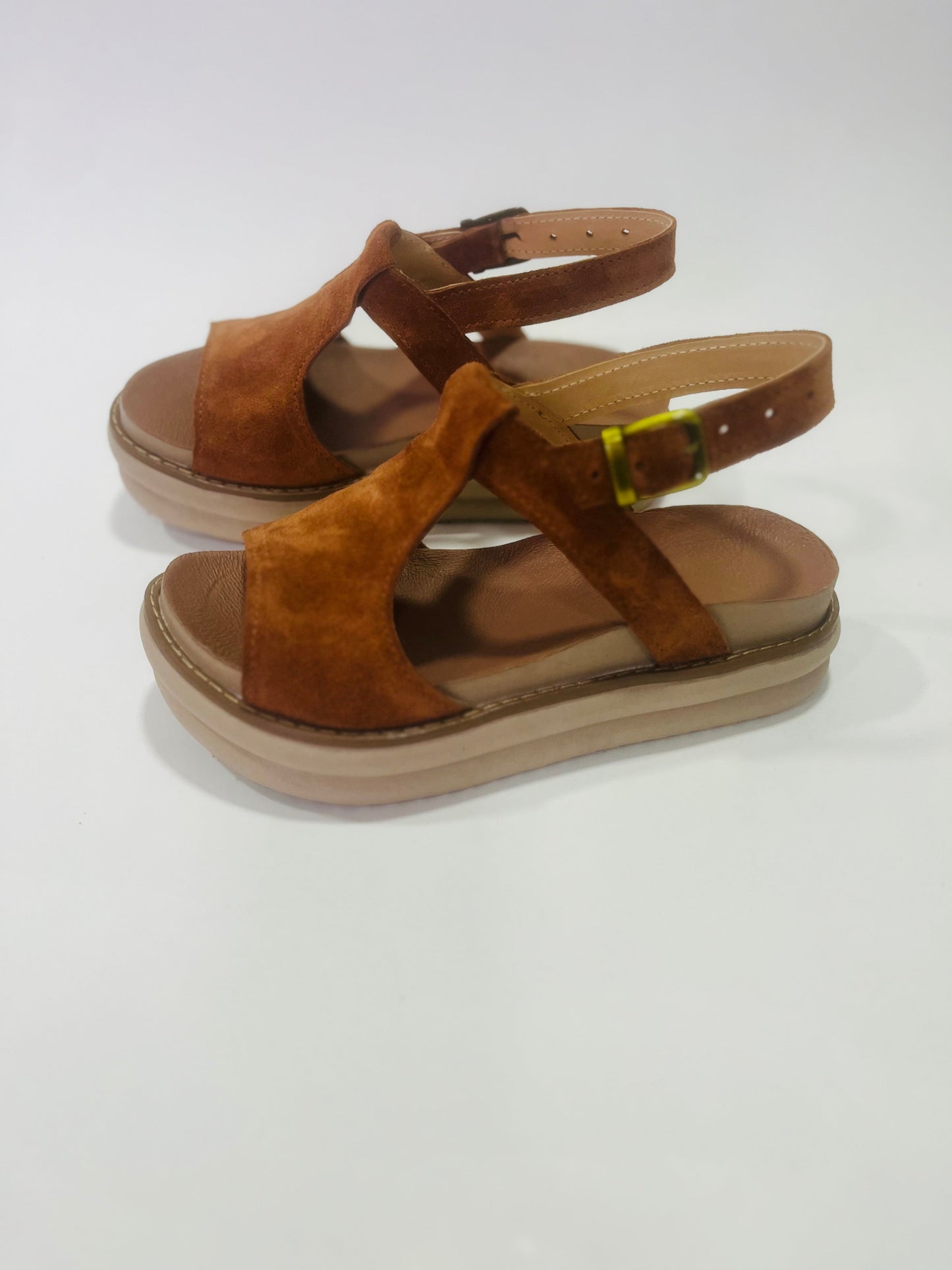 Sandalia de cuero bmp camel completa - juanfranko zapatos