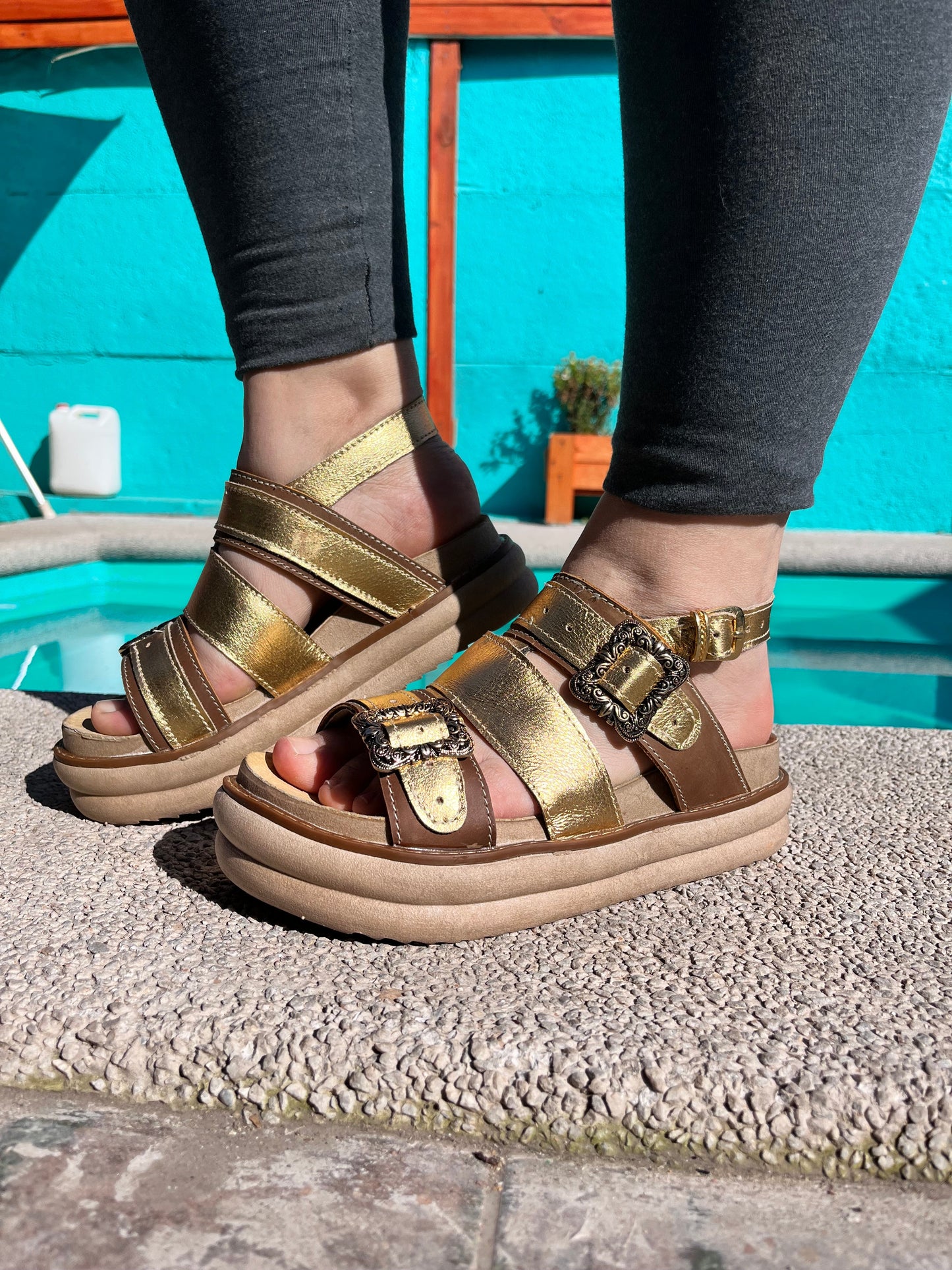 Sandalia de cuero café golden - juanfranko zapatos