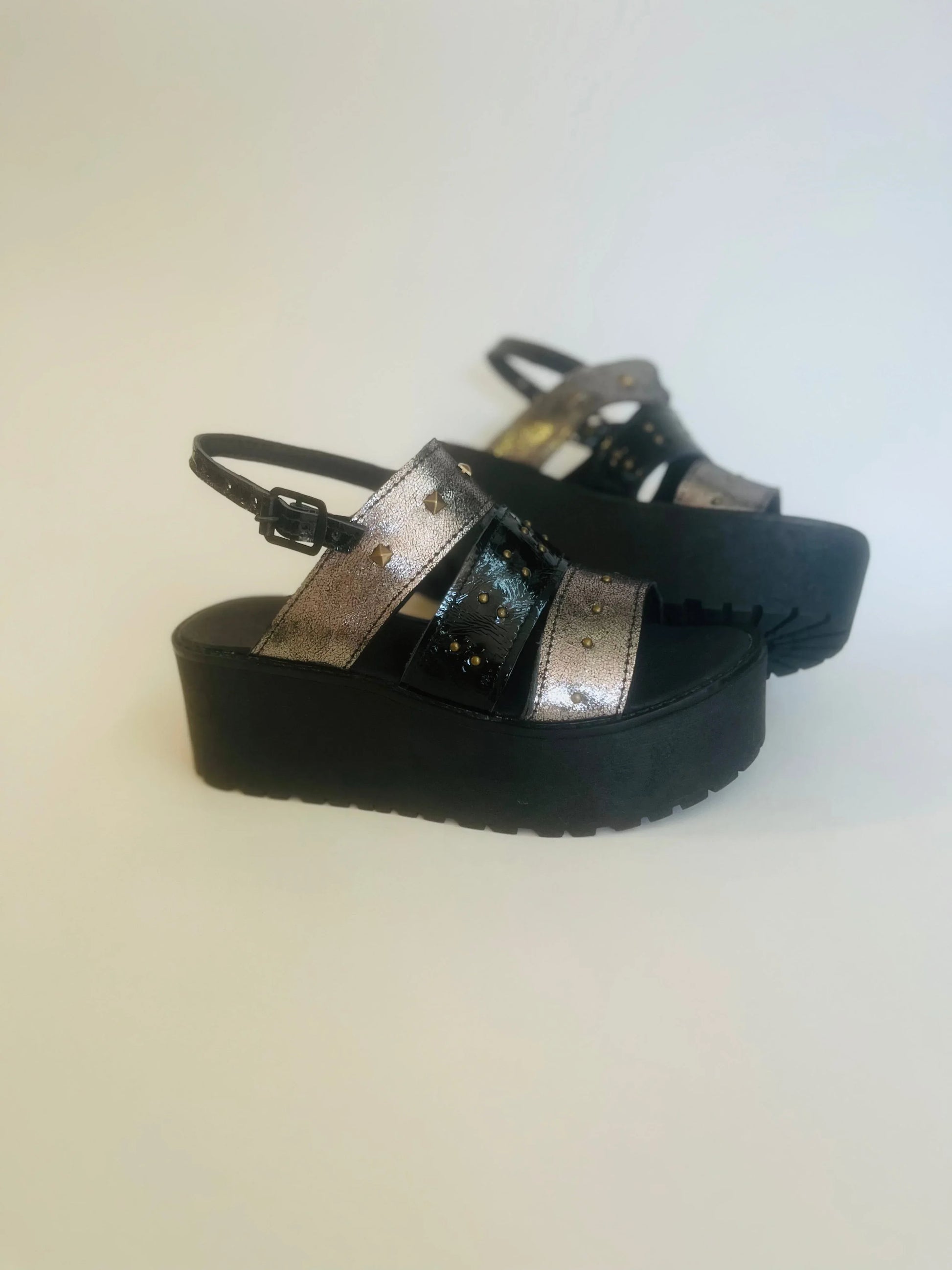 Sandalia de cuero crespita negro plata - juanfranko zapatos